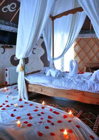 Отель Supara Chunkurchak Alamedin Двухместный номер с 1 кроватью или 2 отдельными кроватями и балконом-12
